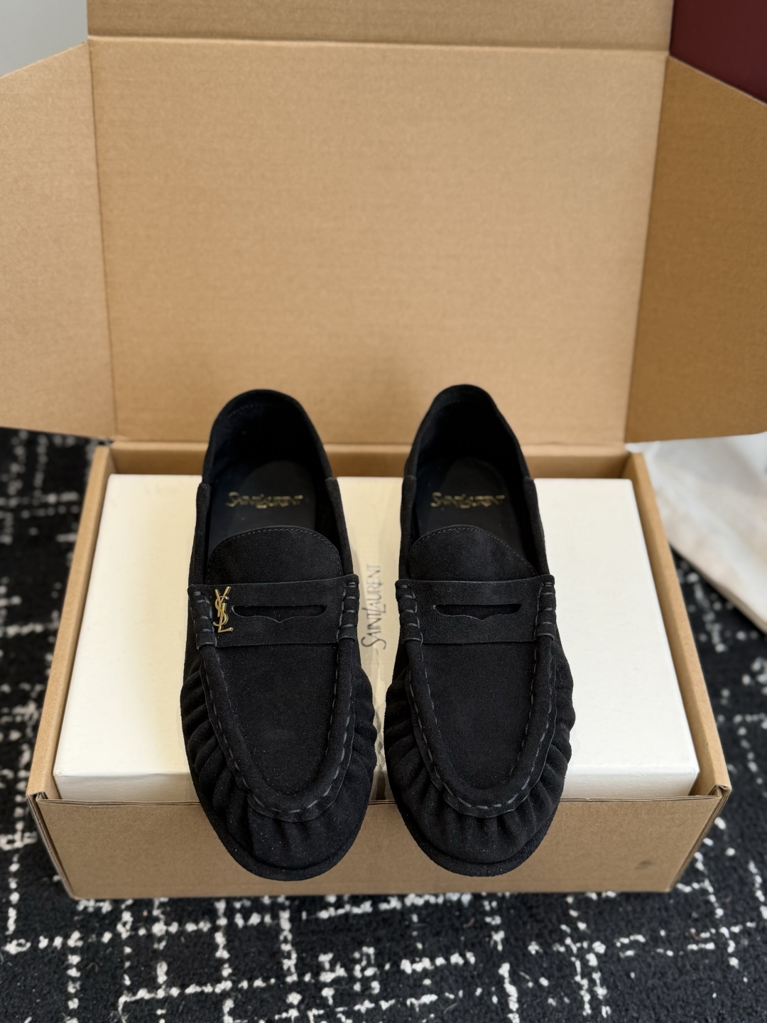 代购级 YSL Yves Saint Laurent  (杨树林）踩跟懒人鞋 乐福鞋 每一双都有不同的细节。从反绒到胎牛