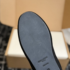 代购级 YSL Yves Saint Laurent (杨树林)踩跟懒人鞋 乐福鞋 每一双都有不同的细节。从反绒到胎牛 代购级 YSL Yves Saint Laurent (杨树林)踩跟懒人鞋 乐福鞋 每一双都有不同的细节。从反绒到胎牛