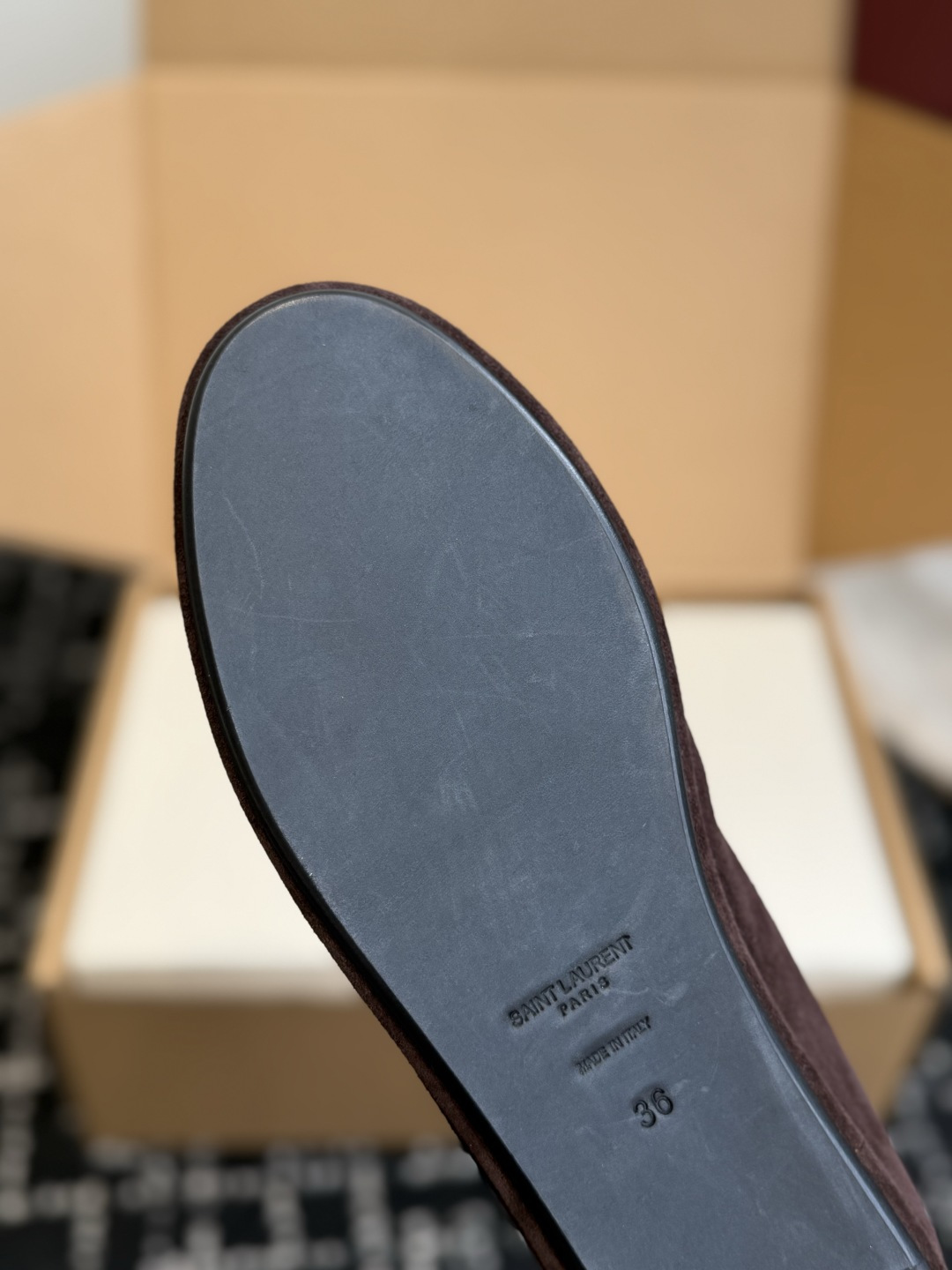代购级 YSL Yves Saint Laurent (杨树林)踩跟懒人鞋 乐福鞋 每一双都有不同的细节。从反绒到胎牛 代购级 YSL Yves Saint Laurent (杨树林)踩跟懒人鞋 乐福鞋 每一双都有不同的细节。从反绒到胎牛
