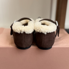 代购级 Miumiu 26ss新款羊毛 玛丽珍鞋 单鞋 原版1:1开发 非常可爱 俏皮 搭配袜子 很时尚…搭配半裙穿y 代购级 Miumiu 26ss新款羊毛 玛丽珍鞋 单鞋 原版1:1开发 非常可爱 俏皮 搭配袜子 很时尚…搭配半裙穿y