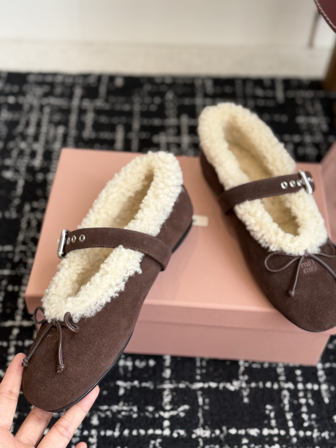 代购级 Miumiu 26ss新款羊毛 玛丽珍鞋 单鞋 原版1:1开发 非常可爱 俏皮 搭配袜子 很时尚…搭配半裙穿y 代购级 Miumiu 26ss新款羊毛 玛丽珍鞋 单鞋 原版1:1开发 非常可爱 俏皮 搭配袜子 很时尚…搭配半裙穿y