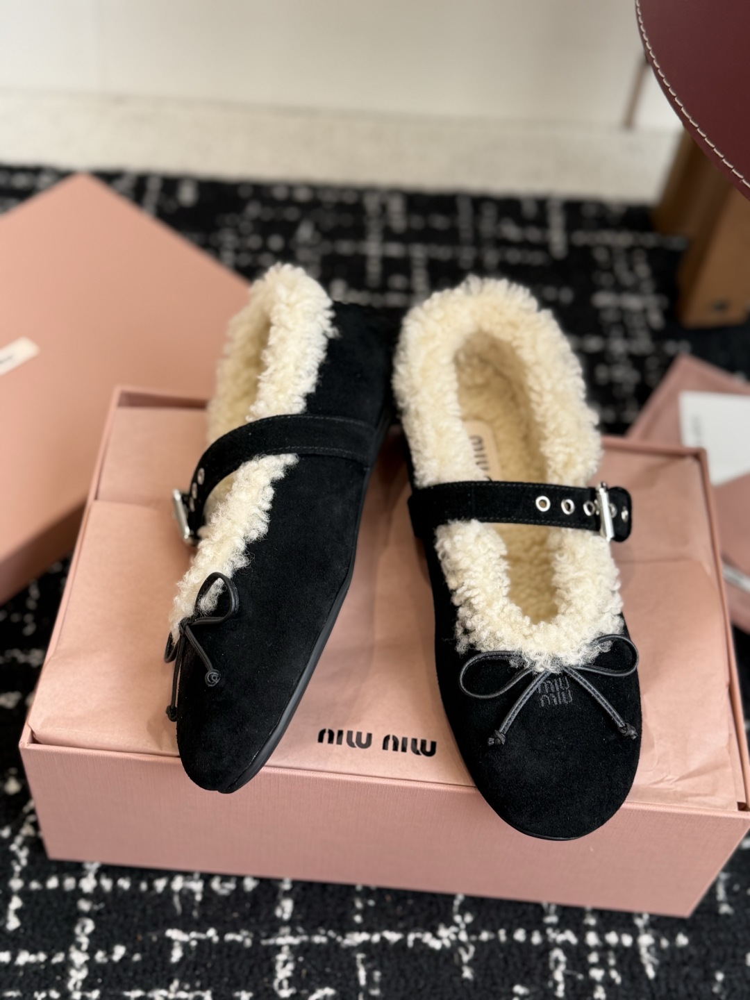 代购级 Miumiu 26ss新款羊毛 玛丽珍鞋 单鞋 原版1:1开发 非常可爱 俏皮 搭配袜子 很时尚…搭配半裙穿y 代购级 Miumiu 26ss新款羊毛 玛丽珍鞋 单鞋 原版1:1开发 非常可爱 俏皮 搭配袜子 很时尚…搭配半裙穿y