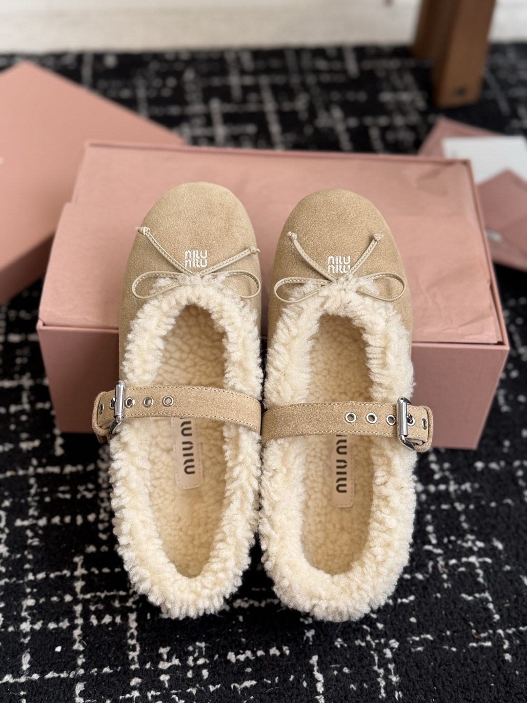 代购级 Miumiu 26ss新款羊毛 玛丽珍鞋 单鞋 原版1:1开发 非常可爱 俏皮 搭配袜子 很时尚…搭配半裙穿y 代购级 Miumiu 26ss新款羊毛 玛丽珍鞋 单鞋 原版1:1开发 非常可爱 俏皮 搭配袜子 很时尚…搭配半裙穿y