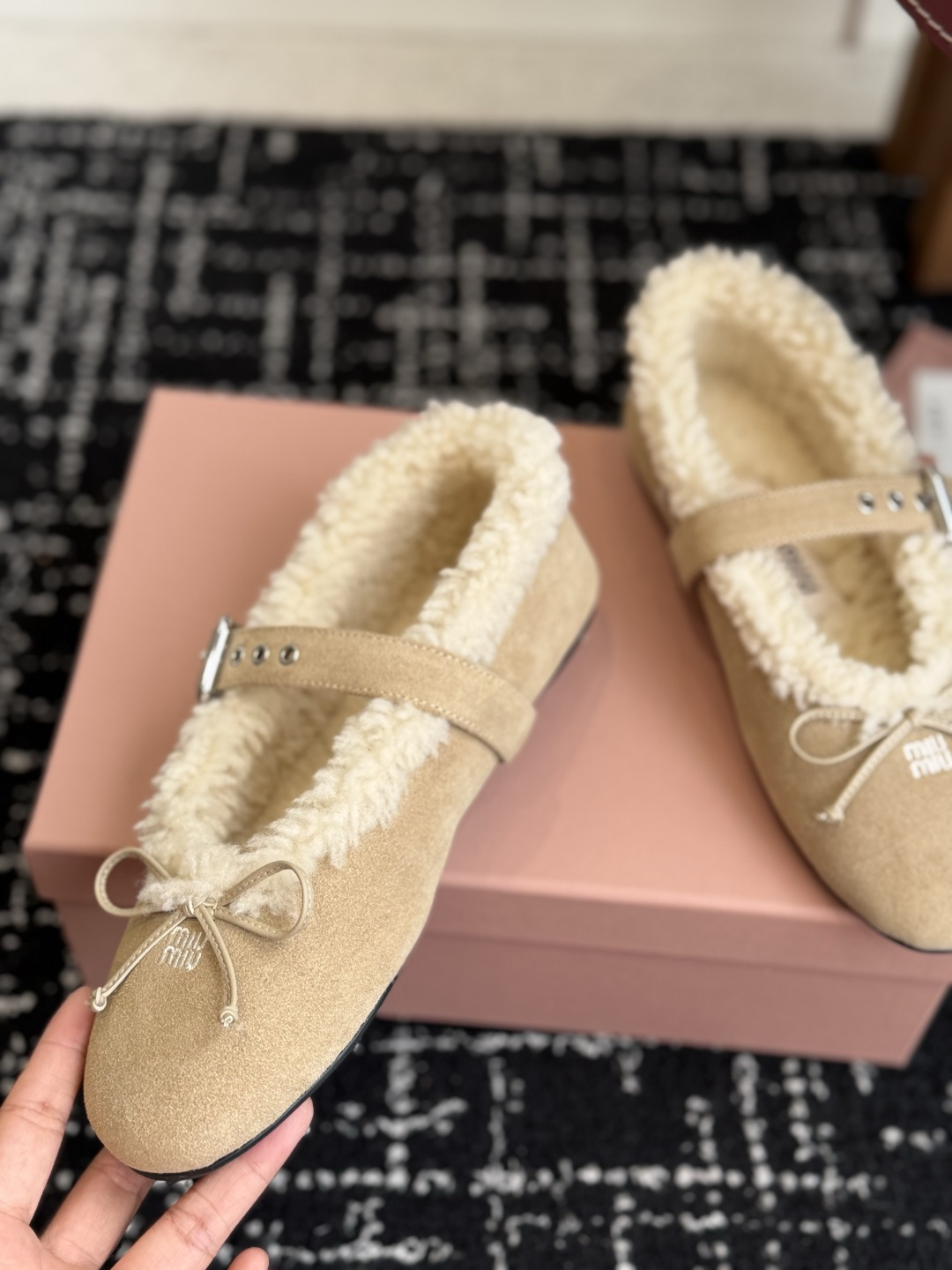 代购级 Miumiu 26ss新款羊毛 玛丽珍鞋 单鞋 原版1:1开发 非常可爱 俏皮 搭配袜子 很时尚…搭配半裙穿y 代购级 Miumiu 26ss新款羊毛 玛丽珍鞋 单鞋 原版1:1开发 非常可爱 俏皮 搭配袜子 很时尚…搭配半裙穿y
