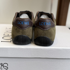 代购级 Loewe26ssFlow Runner系列攀岩风运动鞋休闲鞋 采用专业攀岩鞋的圆润鞋头、全包橡胶鞋头设计,兼具 代购级 Loewe26ssFlow Runner系列攀岩风运动鞋休闲鞋 采用专业攀岩鞋的圆润鞋头、全包橡胶鞋头设计,兼具