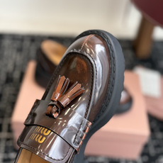 代购级 Miu Miu 26ss 一脚蹬 流苏 乐福鞋 为你打造纤细大长腿! 高级感十足,鞋面小流苏 复古又时髦,这种 代购级 Miu Miu 26ss 一脚蹬 流苏 乐福鞋 为你打造纤细大长腿! 高级感十足,鞋面小流苏 复古又时髦,这种