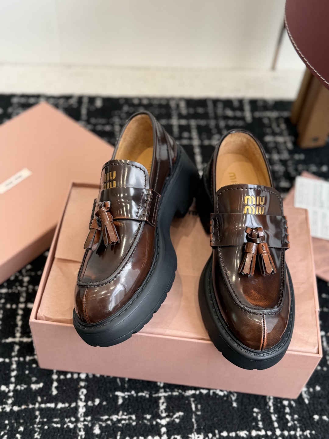代购级 Miu Miu 26ss 一脚蹬 流苏 乐福鞋 为你打造纤细大长腿! 高级感十足,鞋面小流苏 复古又时髦,这种 代购级 Miu Miu 26ss 一脚蹬 流苏 乐福鞋 为你打造纤细大长腿! 高级感十足,鞋面小流苏 复古又时髦,这种
