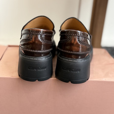 代购级 Miu Miu 26ss 一脚蹬 流苏 乐福鞋 为你打造纤细大长腿! 高级感十足,鞋面小流苏 复古又时髦,这种 代购级 Miu Miu 26ss 一脚蹬 流苏 乐福鞋 为你打造纤细大长腿! 高级感十足,鞋面小流苏 复古又时髦,这种