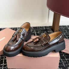 代购级 Miu Miu 26ss 一脚蹬 流苏 乐福鞋 为你打造纤细大长腿! 高级感十足,鞋面小流苏 复古又时髦,这种 代购级 Miu Miu 26ss 一脚蹬 流苏 乐福鞋 为你打造纤细大长腿! 高级感十足,鞋面小流苏 复古又时髦,这种
