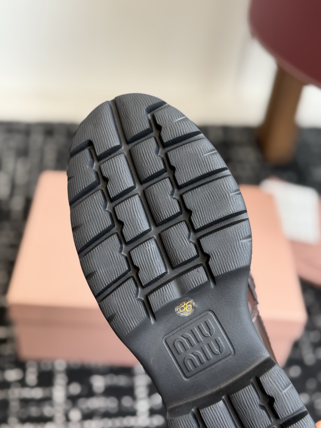 代购级 Miu Miu 26ss 一脚蹬 流苏 乐福鞋 为你打造纤细大长腿! 高级感十足,鞋面小流苏 复古又时髦,这种 代购级 Miu Miu 26ss 一脚蹬 流苏 乐福鞋 为你打造纤细大长腿! 高级感十足,鞋面小流苏 复古又时髦,这种