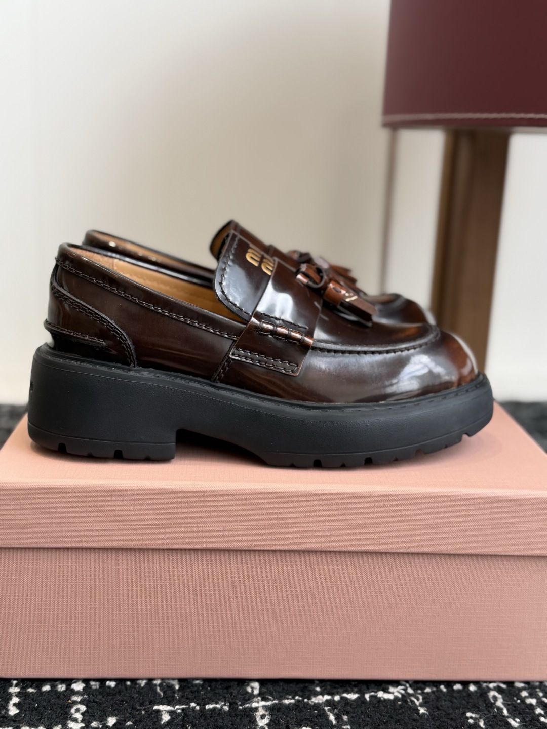 代购级 Miu Miu 26ss 一脚蹬 流苏 乐福鞋 为你打造纤细大长腿! 高级感十足,鞋面小流苏 复古又时髦,这种 代购级 Miu Miu 26ss 一脚蹬 流苏 乐福鞋 为你打造纤细大长腿! 高级感十足,鞋面小流苏 复古又时髦,这种