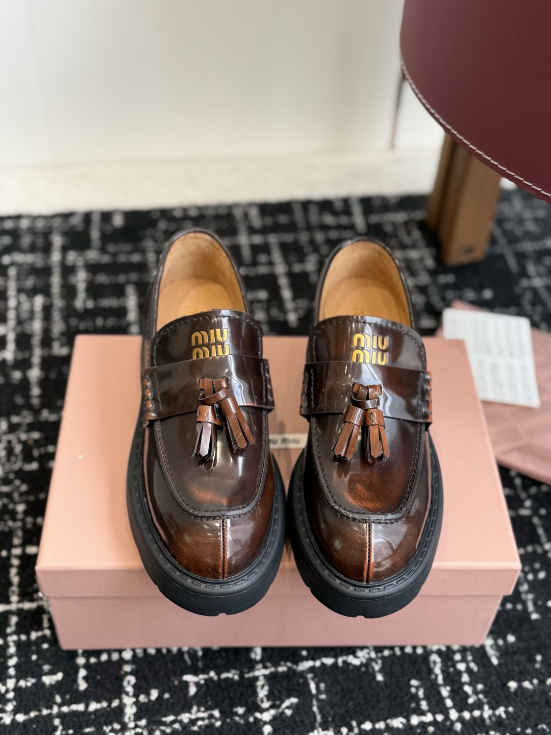 代购级 Miu Miu 26ss 一脚蹬 流苏 乐福鞋  为你打造纤细大长腿! 高级感十足，鞋面小流苏 复古又时髦，这种