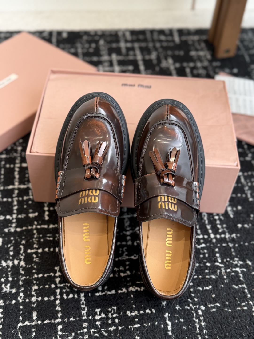 代购级 Miu Miu 26ss 一脚蹬 流苏 乐福鞋 为你打造纤细大长腿! 高级感十足,鞋面小流苏 复古又时髦,这种 代购级 Miu Miu 26ss 一脚蹬 流苏 乐福鞋 为你打造纤细大长腿! 高级感十足,鞋面小流苏 复古又时髦,这种
