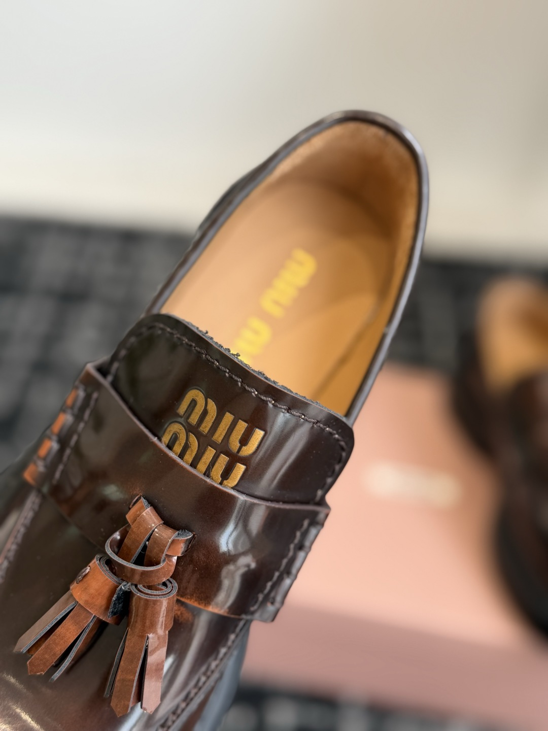 代购级 Miu Miu 26ss 一脚蹬 流苏 乐福鞋 为你打造纤细大长腿! 高级感十足,鞋面小流苏 复古又时髦,这种 代购级 Miu Miu 26ss 一脚蹬 流苏 乐福鞋 为你打造纤细大长腿! 高级感十足,鞋面小流苏 复古又时髦,这种