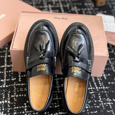 代购级 Miu Miu 26ss 一脚蹬 流苏 乐福鞋 为你打造纤细大长腿! 高级感十足,鞋面小流苏 复古又时髦,这种 代购级 Miu Miu 26ss 一脚蹬 流苏 乐福鞋 为你打造纤细大长腿! 高级感十足,鞋面小流苏 复古又时髦,这种