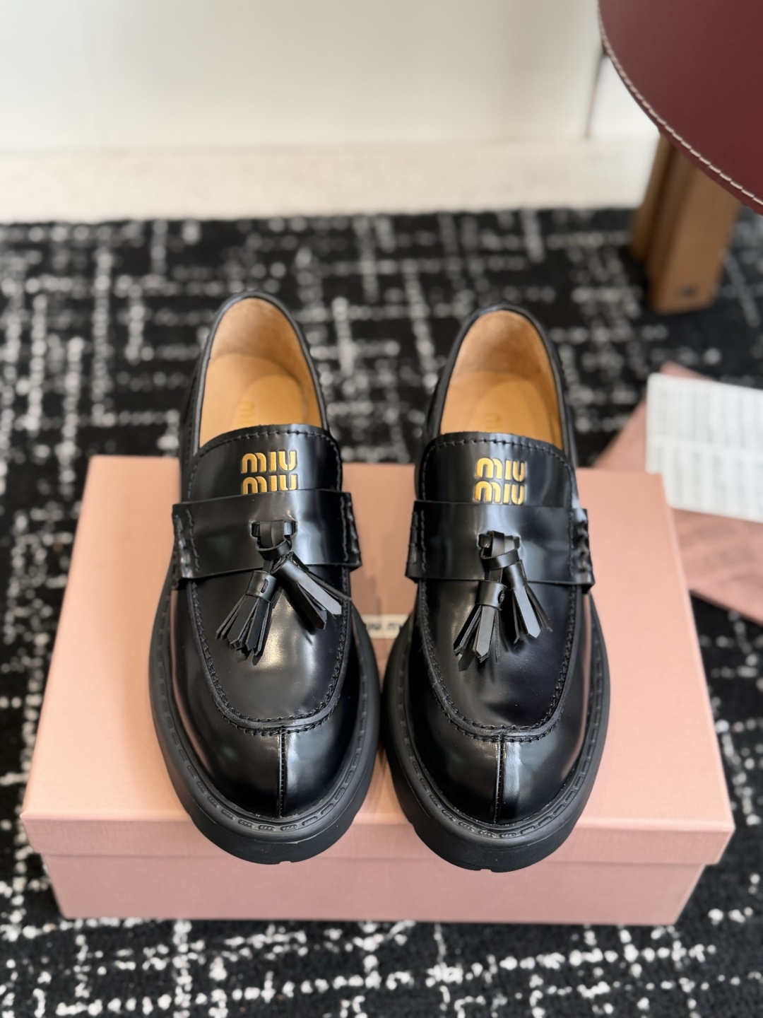 代购级 Miu Miu 26ss 一脚蹬 流苏 乐福鞋  为你打造纤细大长腿! 高级感十足，鞋面小流苏 复古又时髦，这种