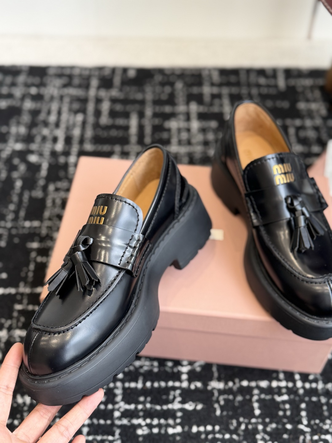 代购级 Miu Miu 26ss 一脚蹬 流苏 乐福鞋 为你打造纤细大长腿! 高级感十足,鞋面小流苏 复古又时髦,这种 代购级 Miu Miu 26ss 一脚蹬 流苏 乐福鞋 为你打造纤细大长腿! 高级感十足,鞋面小流苏 复古又时髦,这种