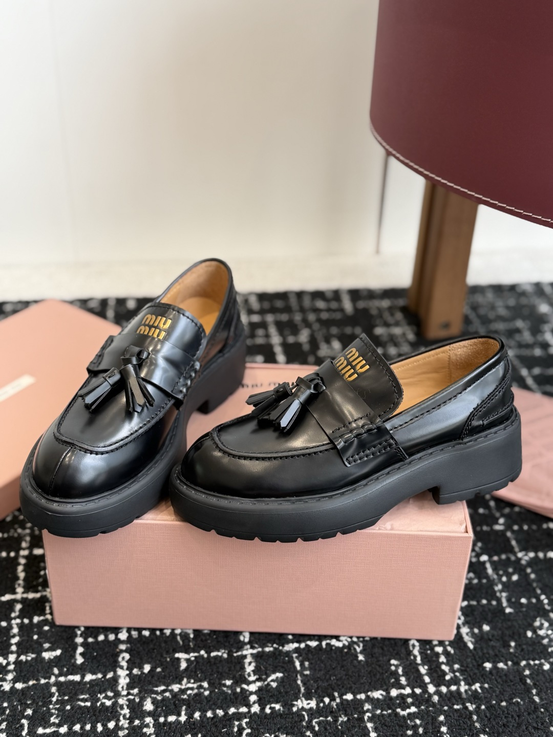 代购级 Miu Miu 26ss 一脚蹬 流苏 乐福鞋 为你打造纤细大长腿! 高级感十足,鞋面小流苏 复古又时髦,这种 代购级 Miu Miu 26ss 一脚蹬 流苏 乐福鞋 为你打造纤细大长腿! 高级感十足,鞋面小流苏 复古又时髦,这种