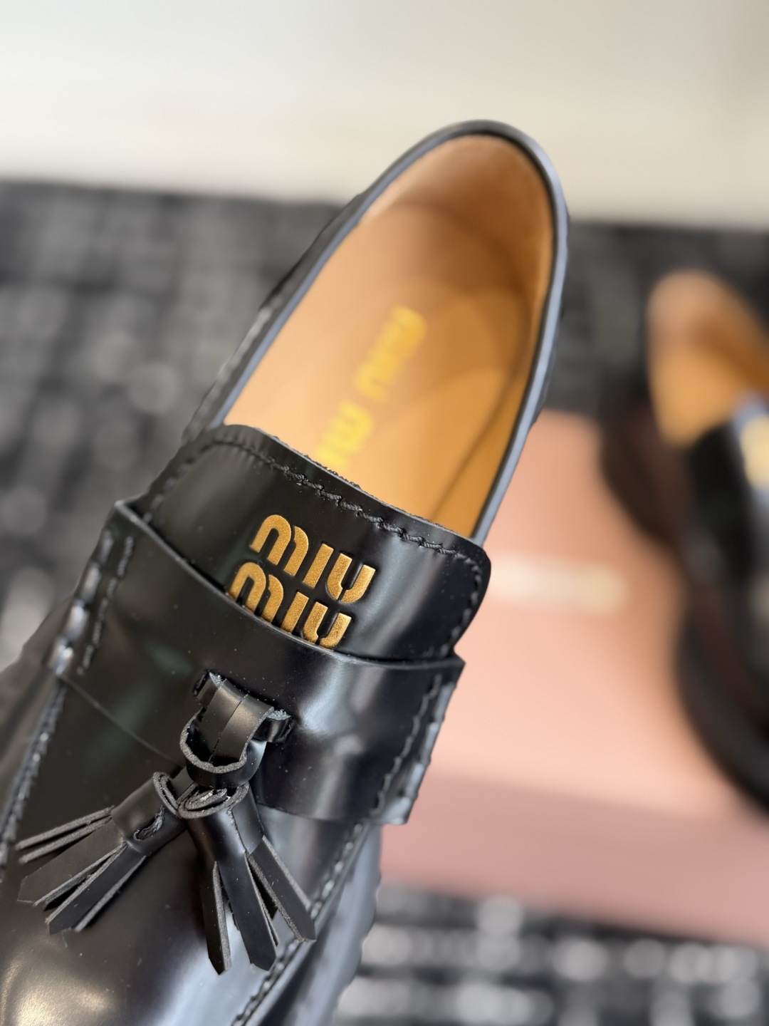 代购级 Miu Miu 26ss 一脚蹬 流苏 乐福鞋 为你打造纤细大长腿! 高级感十足,鞋面小流苏 复古又时髦,这种 代购级 Miu Miu 26ss 一脚蹬 流苏 乐福鞋 为你打造纤细大长腿! 高级感十足,鞋面小流苏 复古又时髦,这种