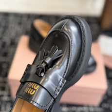 代购级 Miu Miu 26ss 一脚蹬 流苏 乐福鞋 为你打造纤细大长腿! 高级感十足,鞋面小流苏 复古又时髦,这种 代购级 Miu Miu 26ss 一脚蹬 流苏 乐福鞋 为你打造纤细大长腿! 高级感十足,鞋面小流苏 复古又时髦,这种