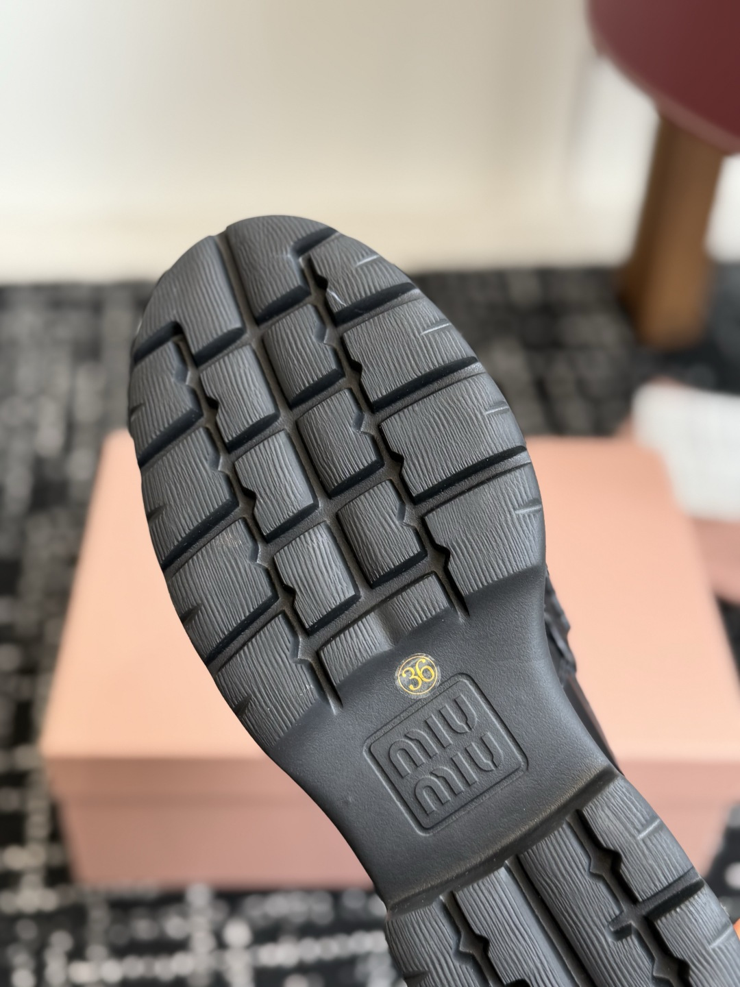 代购级 Miu Miu 26ss 一脚蹬 流苏 乐福鞋 为你打造纤细大长腿! 高级感十足,鞋面小流苏 复古又时髦,这种 代购级 Miu Miu 26ss 一脚蹬 流苏 乐福鞋 为你打造纤细大长腿! 高级感十足,鞋面小流苏 复古又时髦,这种
