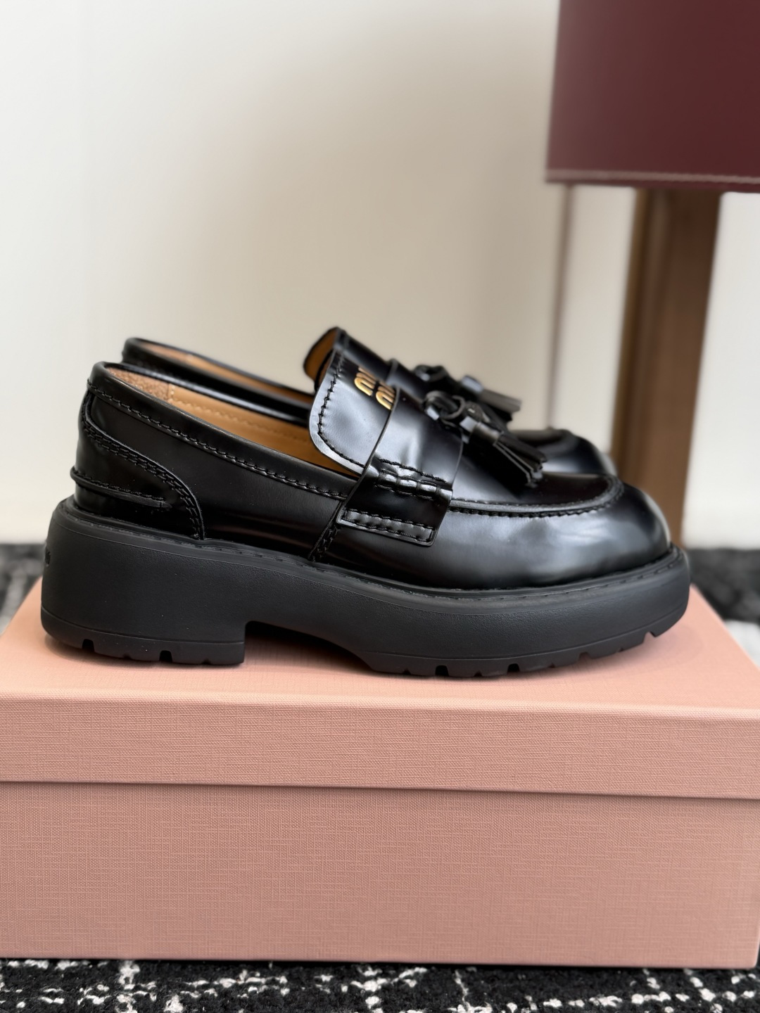 代购级 Miu Miu 26ss 一脚蹬 流苏 乐福鞋 为你打造纤细大长腿! 高级感十足,鞋面小流苏 复古又时髦,这种 代购级 Miu Miu 26ss 一脚蹬 流苏 乐福鞋 为你打造纤细大长腿! 高级感十足,鞋面小流苏 复古又时髦,这种
