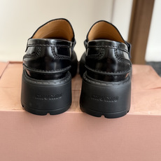代购级 Miu Miu 26ss 一脚蹬 流苏 乐福鞋 为你打造纤细大长腿! 高级感十足,鞋面小流苏 复古又时髦,这种 代购级 Miu Miu 26ss 一脚蹬 流苏 乐福鞋 为你打造纤细大长腿! 高级感十足,鞋面小流苏 复古又时髦,这种