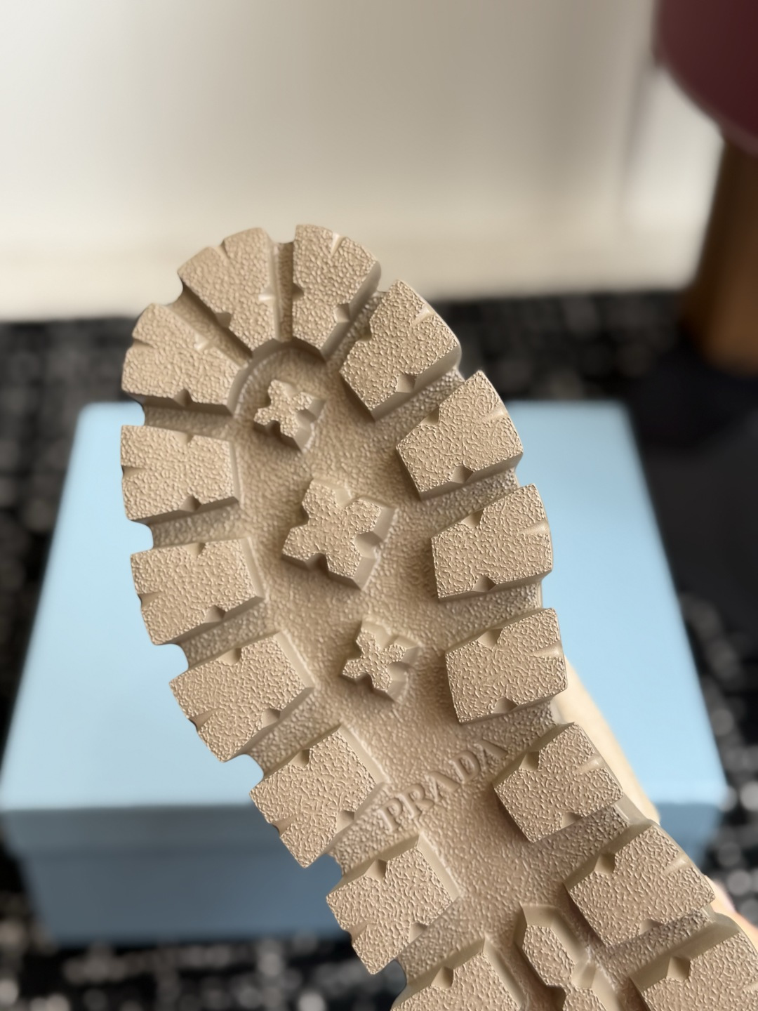 代购级 Prada普拉达 26ss 厚底 休闲鞋 这款运动鞋延续经久不衰的轮廓,是新款经典单品 采用进口精心制作, 提升 代购级 Prada普拉达 26ss 厚底 休闲鞋 这款运动鞋延续经久不衰的轮廓,是新款经典单品 采用进口精心制作, 提升