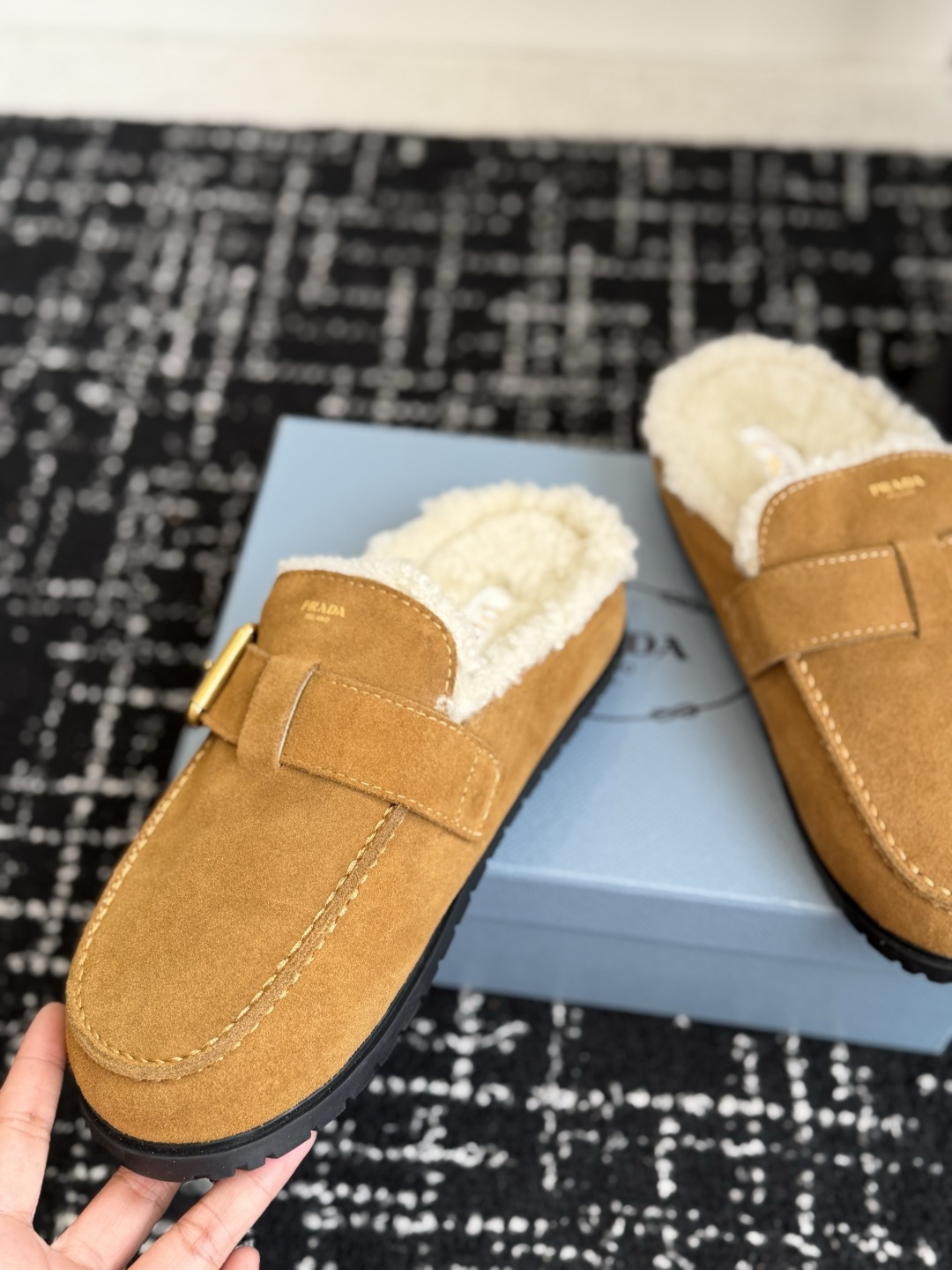 代购级 Prada26ss秋冬新款羊毛拖鞋 秋冬必备 保暖又时髦~氛围感拉满 面料:高丝光头层牛绒皮 内里:进口羊毛 代购级 Prada26ss秋冬新款羊毛拖鞋 秋冬必备 保暖又时髦~氛围感拉满 面料:高丝光头层牛绒皮 内里:进口羊毛