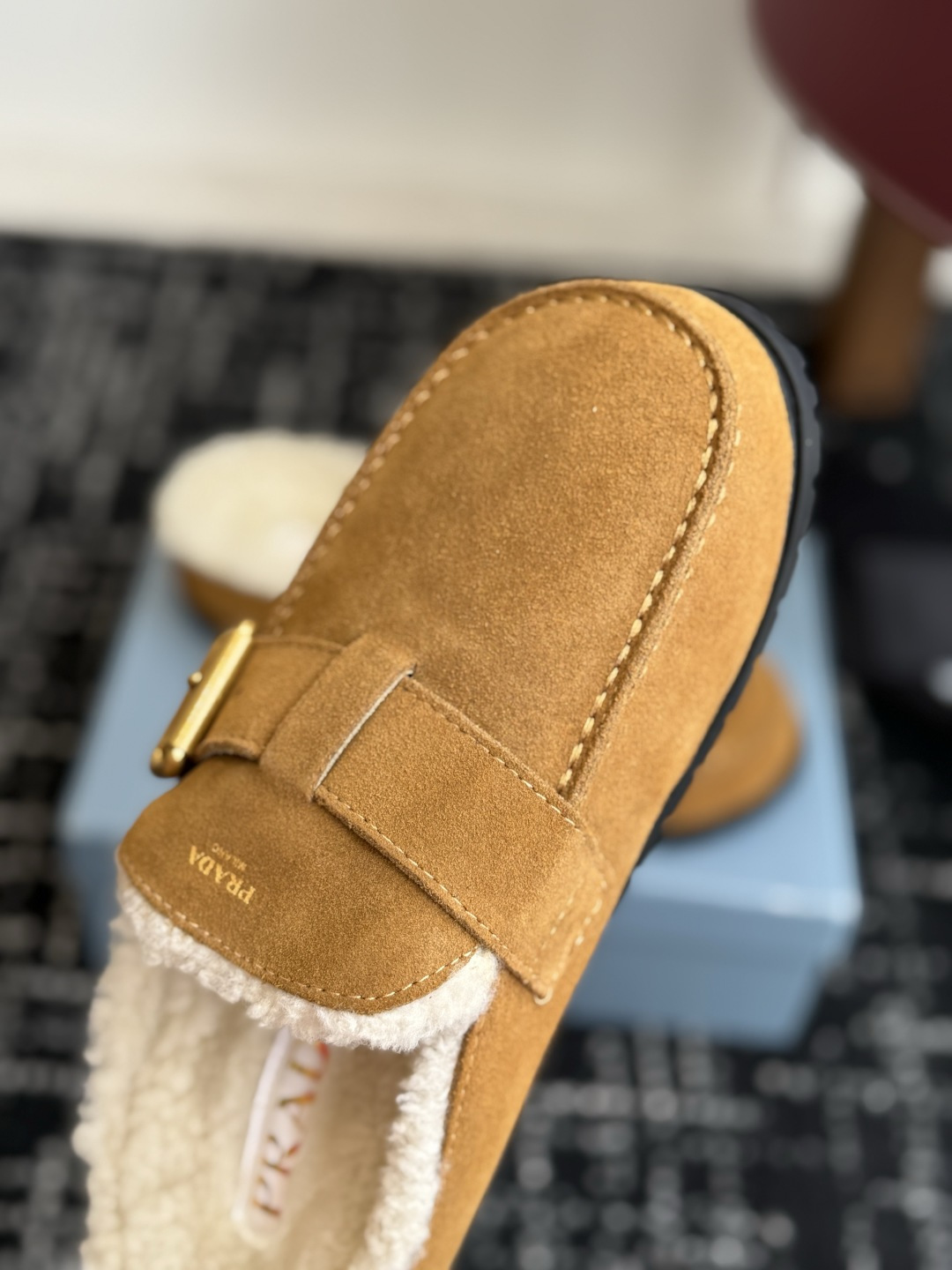 代购级 Prada26ss秋冬新款羊毛拖鞋 秋冬必备 保暖又时髦~氛围感拉满 面料:高丝光头层牛绒皮 内里:进口羊毛 代购级 Prada26ss秋冬新款羊毛拖鞋 秋冬必备 保暖又时髦~氛围感拉满 面料:高丝光头层牛绒皮 内里:进口羊毛