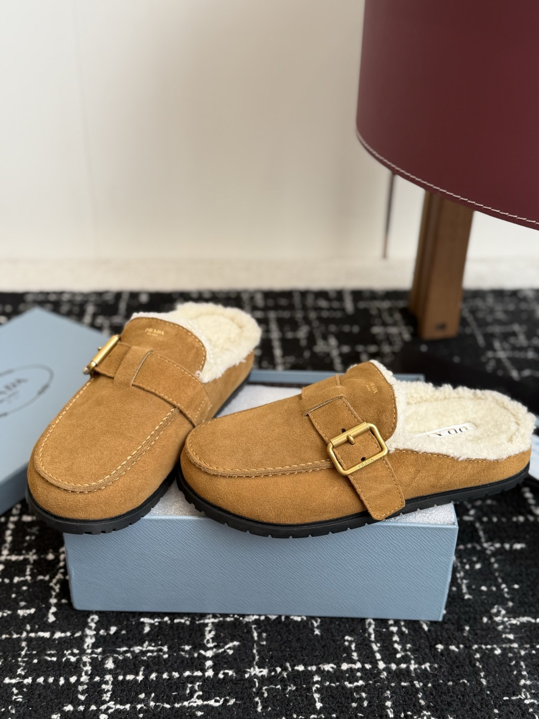 代购级 Prada26ss秋冬新款羊毛拖鞋 秋冬必备 保暖又时髦~氛围感拉满 面料:高丝光头层牛绒皮 内里:进口羊毛 代购级 Prada26ss秋冬新款羊毛拖鞋 秋冬必备 保暖又时髦~氛围感拉满 面料:高丝光头层牛绒皮 内里:进口羊毛