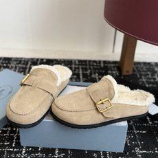 代购级 Prada26ss秋冬新款羊毛拖鞋 秋冬必备 保暖又时髦~氛围感拉满 面料:高丝光头层牛绒皮 内里:进口羊毛 代购级 Prada26ss秋冬新款羊毛拖鞋 秋冬必备 保暖又时髦~氛围感拉满 面料:高丝光头层牛绒皮 内里:进口羊毛