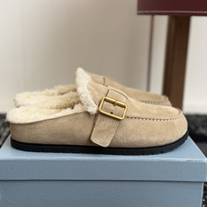 代购级 Prada26ss秋冬新款羊毛拖鞋 秋冬必备 保暖又时髦~氛围感拉满 面料:高丝光头层牛绒皮 内里:进口羊毛 代购级 Prada26ss秋冬新款羊毛拖鞋 秋冬必备 保暖又时髦~氛围感拉满 面料:高丝光头层牛绒皮 内里:进口羊毛