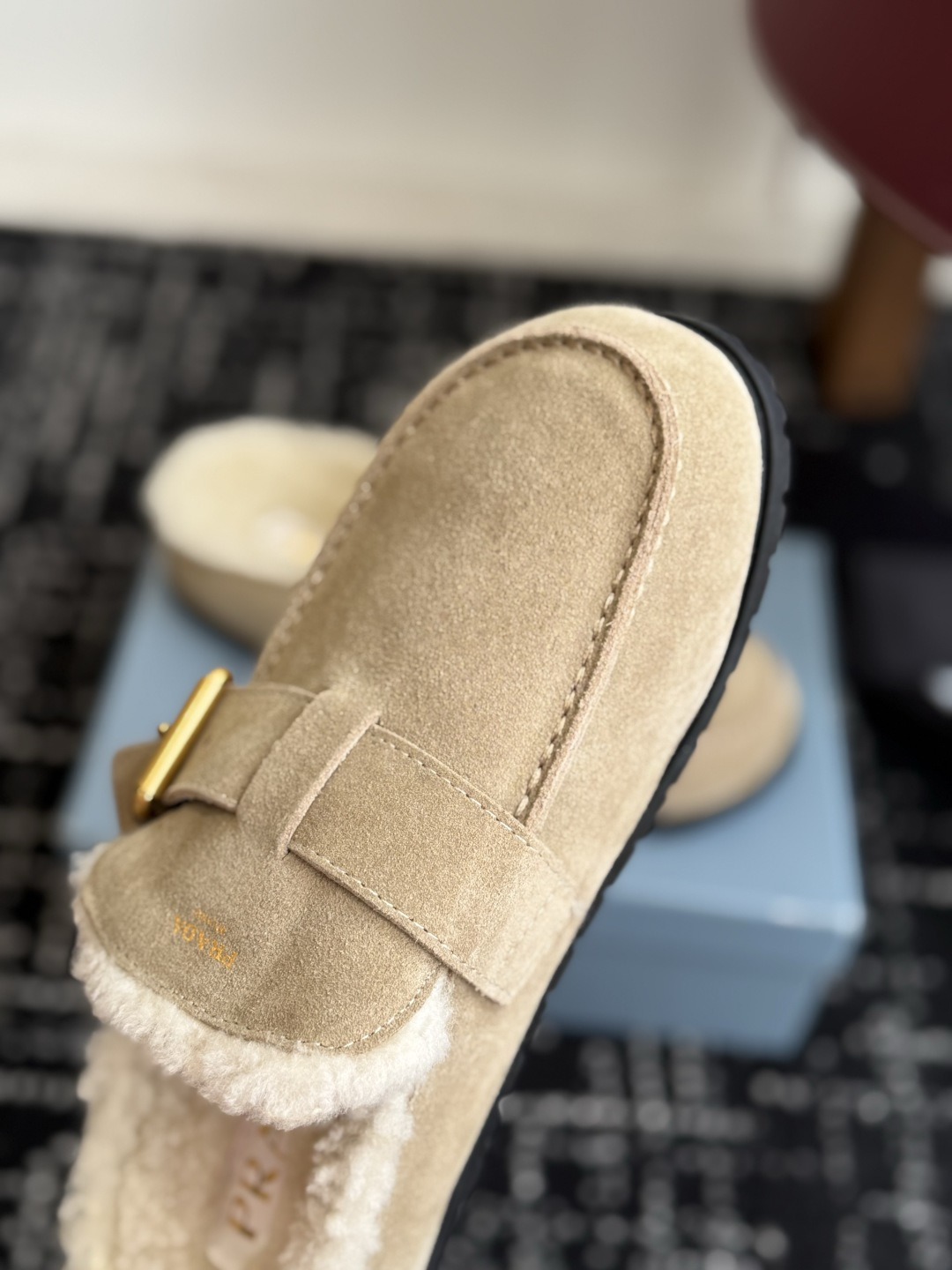 代购级 Prada26ss秋冬新款羊毛拖鞋 秋冬必备 保暖又时髦~氛围感拉满 面料:高丝光头层牛绒皮 内里:进口羊毛 代购级 Prada26ss秋冬新款羊毛拖鞋 秋冬必备 保暖又时髦~氛围感拉满 面料:高丝光头层牛绒皮 内里:进口羊毛