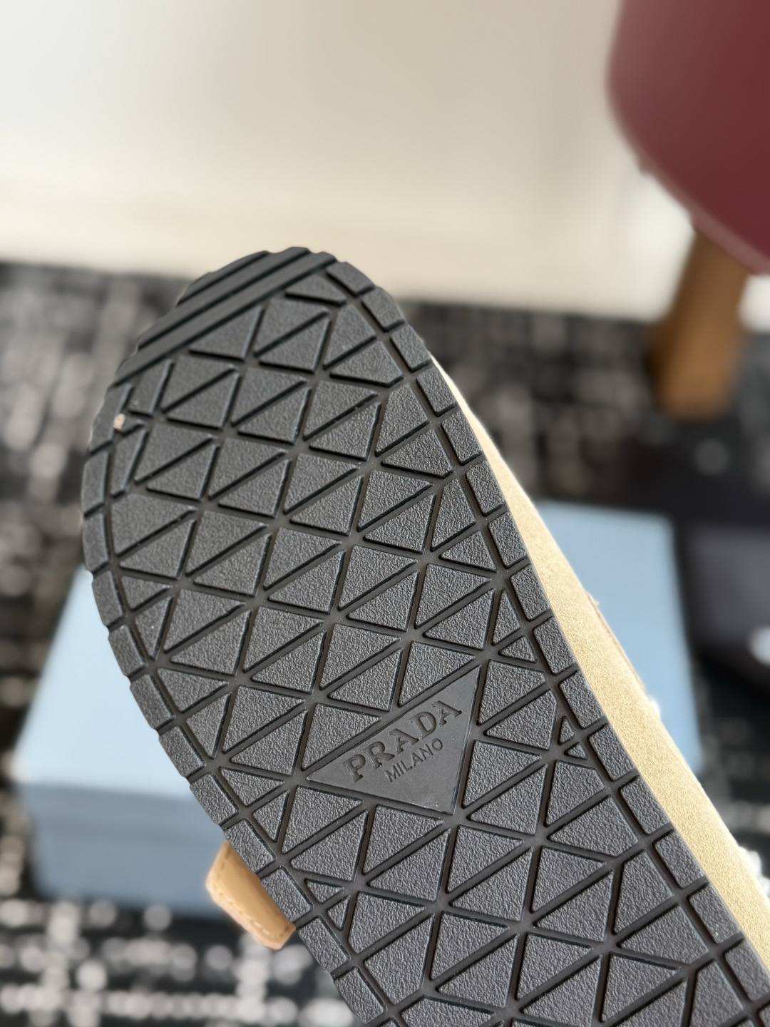 代购级 Prada26ss秋冬新款羊毛拖鞋 秋冬必备 保暖又时髦~氛围感拉满 面料:高丝光头层牛绒皮 内里:进口羊毛 代购级 Prada26ss秋冬新款羊毛拖鞋 秋冬必备 保暖又时髦~氛围感拉满 面料:高丝光头层牛绒皮 内里:进口羊毛