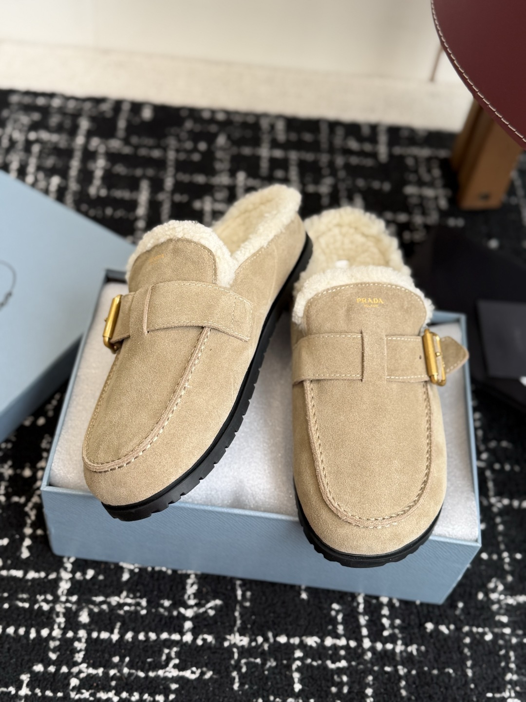 代购级 Prada26ss秋冬新款羊毛拖鞋 秋冬必备 保暖又时髦~氛围感拉满 面料:高丝光头层牛绒皮 内里:进口羊毛 代购级 Prada26ss秋冬新款羊毛拖鞋 秋冬必备 保暖又时髦~氛围感拉满 面料:高丝光头层牛绒皮 内里:进口羊毛