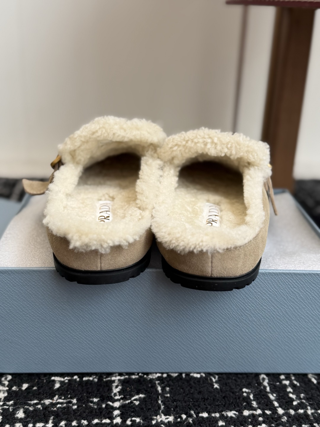 代购级 Prada26ss秋冬新款羊毛拖鞋 秋冬必备 保暖又时髦~氛围感拉满 面料:高丝光头层牛绒皮 内里:进口羊毛 代购级 Prada26ss秋冬新款羊毛拖鞋 秋冬必备 保暖又时髦~氛围感拉满 面料:高丝光头层牛绒皮 内里:进口羊毛