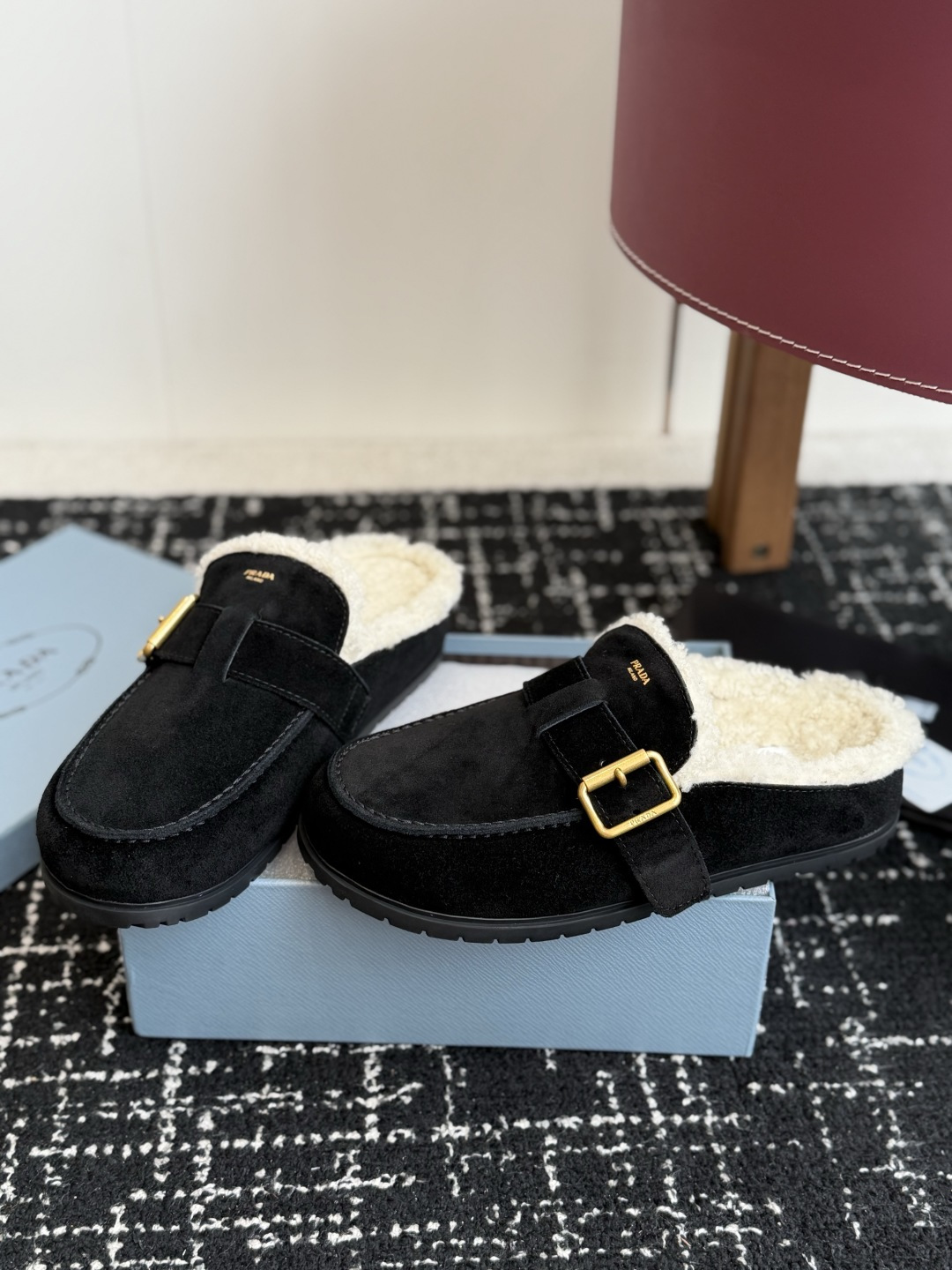 代购级 Prada26ss秋冬新款羊毛拖鞋 秋冬必备 保暖又时髦~氛围感拉满 面料:高丝光头层牛绒皮 内里:进口羊毛 代购级 Prada26ss秋冬新款羊毛拖鞋 秋冬必备 保暖又时髦~氛围感拉满 面料:高丝光头层牛绒皮 内里:进口羊毛