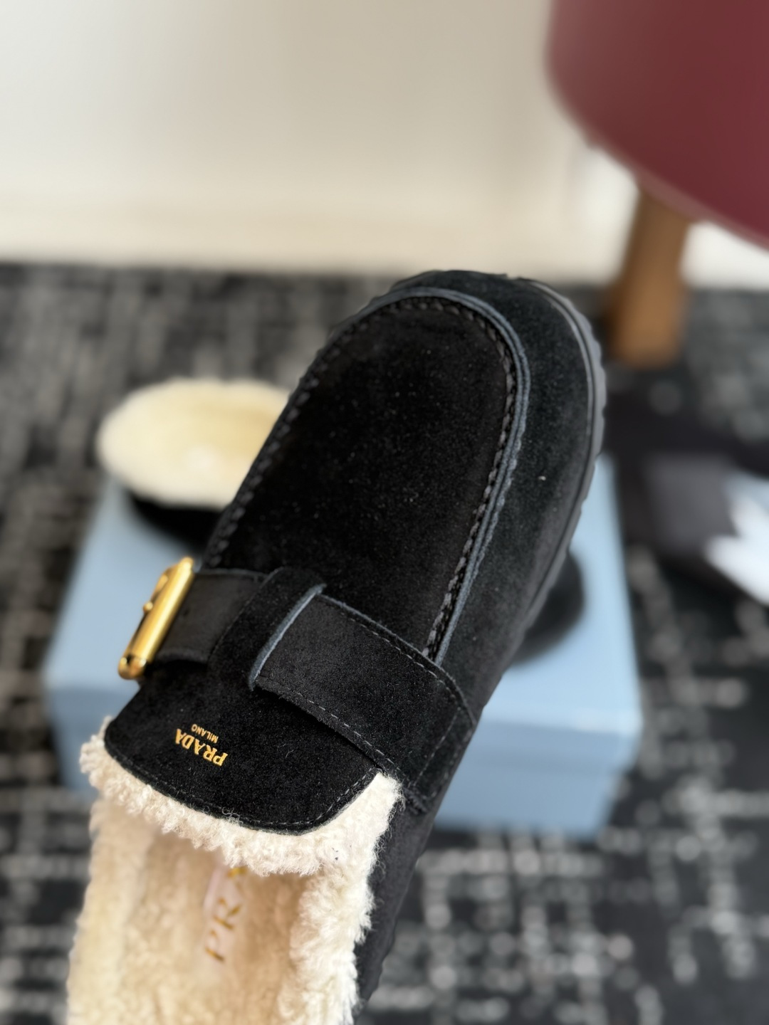 代购级 Prada26ss秋冬新款羊毛拖鞋 秋冬必备 保暖又时髦~氛围感拉满 面料:高丝光头层牛绒皮 内里:进口羊毛 代购级 Prada26ss秋冬新款羊毛拖鞋 秋冬必备 保暖又时髦~氛围感拉满 面料:高丝光头层牛绒皮 内里:进口羊毛