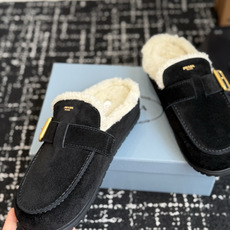 代购级 Prada26ss秋冬新款羊毛拖鞋 秋冬必备 保暖又时髦~氛围感拉满 面料:高丝光头层牛绒皮 内里:进口羊毛 代购级 Prada26ss秋冬新款羊毛拖鞋 秋冬必备 保暖又时髦~氛围感拉满 面料:高丝光头层牛绒皮 内里:进口羊毛