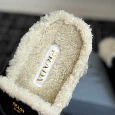 代购级 Prada26ss秋冬新款羊毛拖鞋 秋冬必备 保暖又时髦~氛围感拉满 面料:高丝光头层牛绒皮 内里:进口羊毛 代购级 Prada26ss秋冬新款羊毛拖鞋 秋冬必备 保暖又时髦~氛围感拉满 面料:高丝光头层牛绒皮 内里:进口羊毛