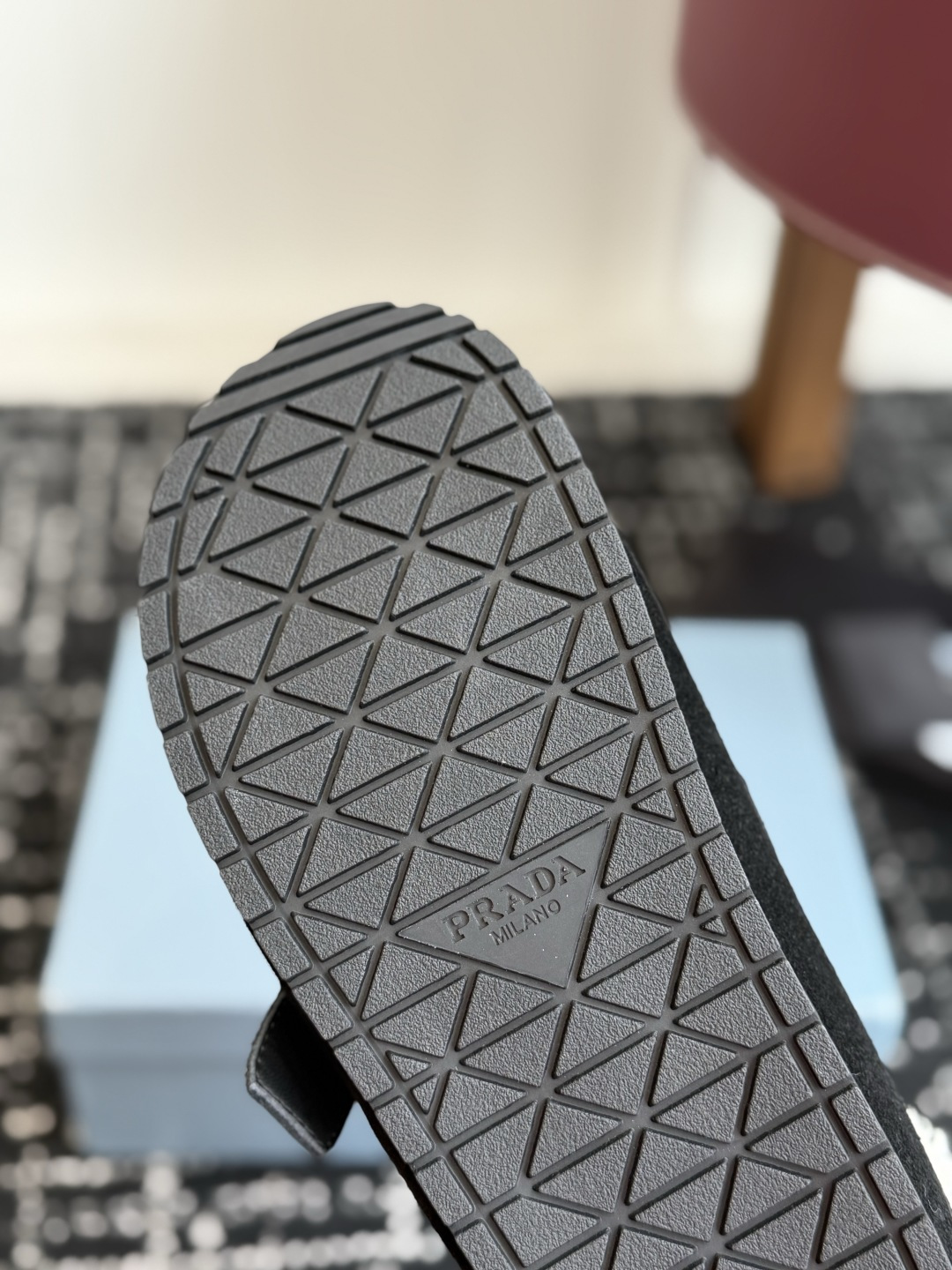 代购级 Prada26ss秋冬新款羊毛拖鞋 秋冬必备 保暖又时髦~氛围感拉满 面料:高丝光头层牛绒皮 内里:进口羊毛 代购级 Prada26ss秋冬新款羊毛拖鞋 秋冬必备 保暖又时髦~氛围感拉满 面料:高丝光头层牛绒皮 内里:进口羊毛