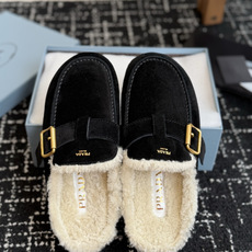 代购级 Prada26ss秋冬新款羊毛拖鞋 秋冬必备 保暖又时髦~氛围感拉满 面料:高丝光头层牛绒皮 内里:进口羊毛 代购级 Prada26ss秋冬新款羊毛拖鞋 秋冬必备 保暖又时髦~氛围感拉满 面料:高丝光头层牛绒皮 内里:进口羊毛