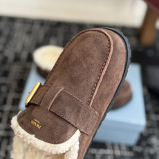 代购级 Prada26ss秋冬新款羊毛拖鞋 秋冬必备 保暖又时髦~氛围感拉满 面料:高丝光头层牛绒皮 内里:进口羊毛 代购级 Prada26ss秋冬新款羊毛拖鞋 秋冬必备 保暖又时髦~氛围感拉满 面料:高丝光头层牛绒皮 内里:进口羊毛