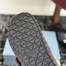 代购级 Prada26ss秋冬新款羊毛拖鞋 秋冬必备 保暖又时髦~氛围感拉满 面料:高丝光头层牛绒皮 内里:进口羊毛 代购级 Prada26ss秋冬新款羊毛拖鞋 秋冬必备 保暖又时髦~氛围感拉满 面料:高丝光头层牛绒皮 内里:进口羊毛
