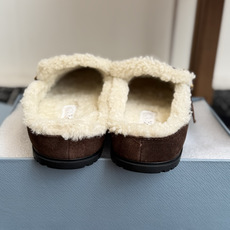 代购级 Prada26ss秋冬新款羊毛拖鞋 秋冬必备 保暖又时髦~氛围感拉满 面料:高丝光头层牛绒皮 内里:进口羊毛 代购级 Prada26ss秋冬新款羊毛拖鞋 秋冬必备 保暖又时髦~氛围感拉满 面料:高丝光头层牛绒皮 内里:进口羊毛