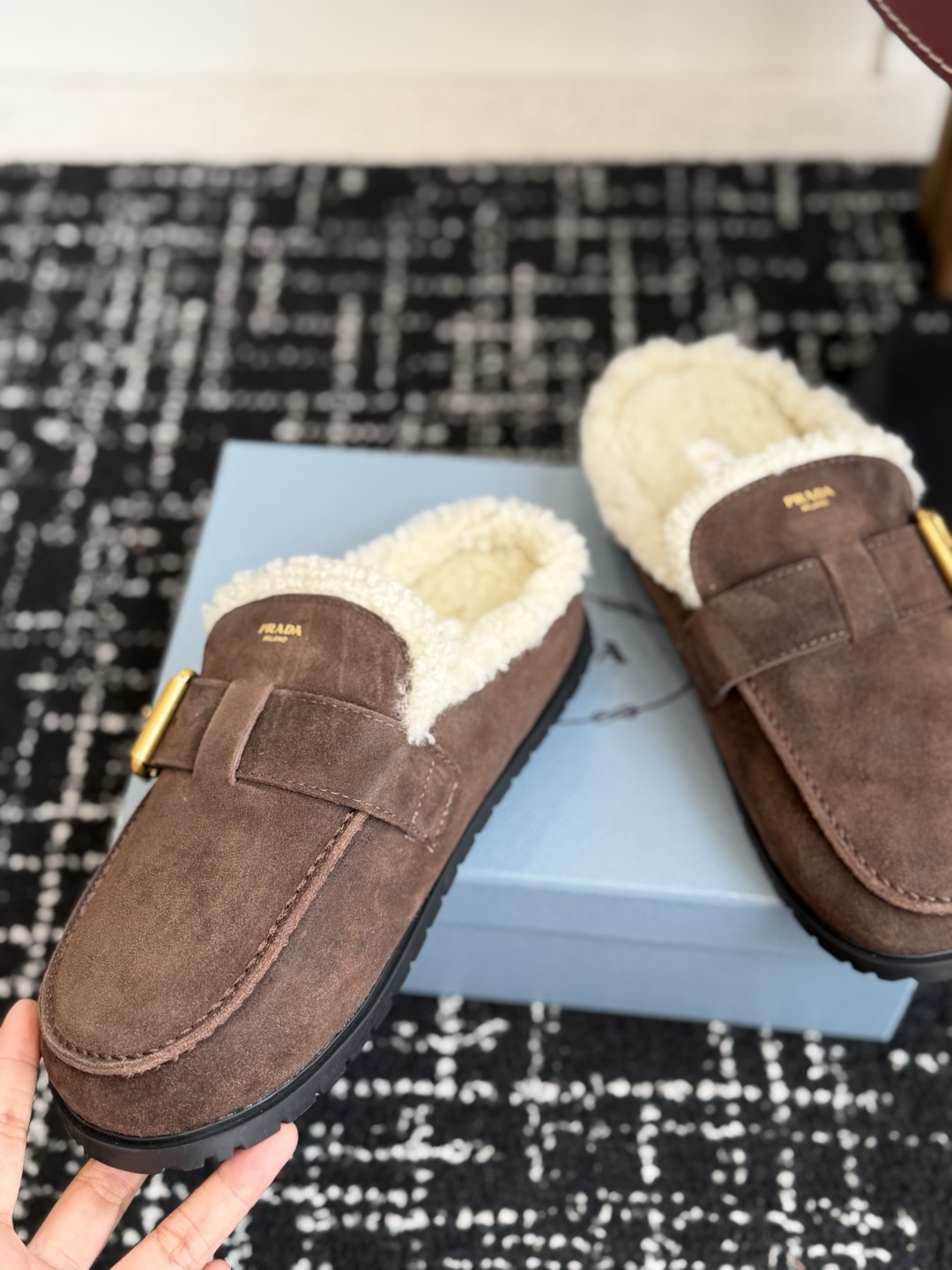 代购级 Prada26ss秋冬新款羊毛拖鞋 秋冬必备 保暖又时髦~氛围感拉满 面料:高丝光头层牛绒皮 内里:进口羊毛 代购级 Prada26ss秋冬新款羊毛拖鞋 秋冬必备 保暖又时髦~氛围感拉满 面料:高丝光头层牛绒皮 内里:进口羊毛
