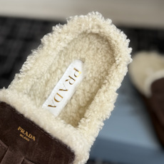 代购级 Prada26ss秋冬新款羊毛拖鞋 秋冬必备 保暖又时髦~氛围感拉满 面料:高丝光头层牛绒皮 内里:进口羊毛 代购级 Prada26ss秋冬新款羊毛拖鞋 秋冬必备 保暖又时髦~氛围感拉满 面料:高丝光头层牛绒皮 内里:进口羊毛