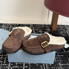 代购级 Prada26ss秋冬新款羊毛拖鞋 秋冬必备 保暖又时髦~氛围感拉满 面料:高丝光头层牛绒皮 内里:进口羊毛 代购级 Prada26ss秋冬新款羊毛拖鞋 秋冬必备 保暖又时髦~氛围感拉满 面料:高丝光头层牛绒皮 内里:进口羊毛