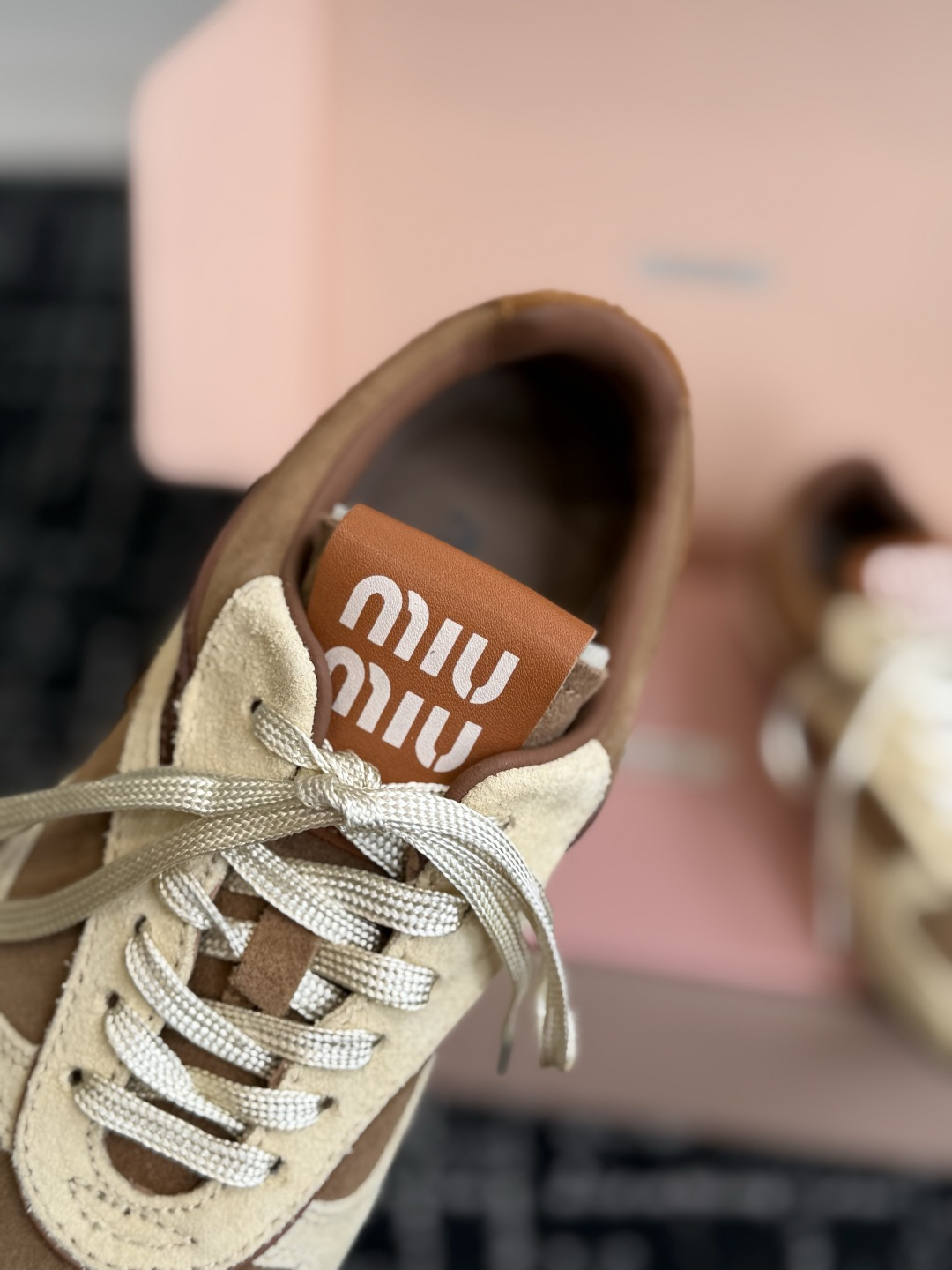 东莞代购级 miumiu缪缪新款走秀MiuMiu 德训休闲鞋 秀场工艺来自Miu Miu系列的细节特写 新季的潮流此刻挚 东莞代购级 miumiu缪缪新款走秀MiuMiu 德训休闲鞋 秀场工艺来自Miu Miu系列的细节特写 新季的潮流此刻挚